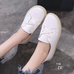 รองเท้าผ้าใบหนังนิ่มเรียบ