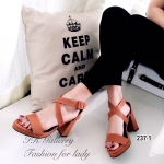 รองเท้าส้นตันสายไขว้ (สีแทน)