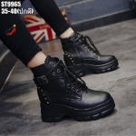 รองเท้าผ้าใบแฟชั่นหุ้มข้อแต่งหมุด (สีดำ