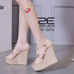 รองเท้าส้นเตารีดหนังกลับเว้าข้าง (สีครีม)