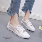 รองเท้าผ้าใบลูกไม้ทรงคัทชู