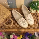 พร้อมส่ง : รองเท้าคัชชูส้นแบนลูกไม้สไตล์วินเทจ (สีครีม)