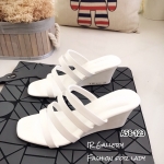 รองเท้าส้นเตารีดเปิดส้นแต่งสายคาด (สีขาว)