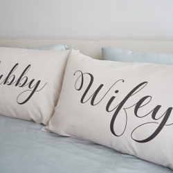 ปลอกหมอนคู่ สีเบจ ลาย Hubby Wifey
