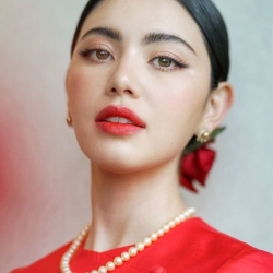 สาว ใหม่ ดาวิกา กับชุดสวยสีแดงสด งามสง่า ลุคสาวพม่า ในฐานะแบรนด์แอมบาสเดอร์ Brands แบรนด์รังนก ประเทศเมียนมาร์