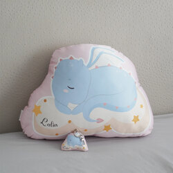 ชุดของขวัญเด็ก หมอนอิง 1 ใบ + พวงกุญแจ ลายมังกร สีชมพู - Dragon Pink