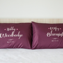 ปลอกหมอนหนุนคู่ พิมพ์ลายเต็มผืน Burgundy - Hubby Wifey - Cream
