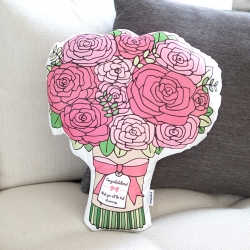 หมอนของขวัญรับปริญญา แบบพร้อมส่ง ลายช่อกุหลาบสีชมพู พร้อมข้อความ Congratulations