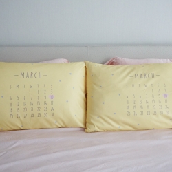 ปลอกหมอนหนุนคู่ พิมพ์ลายเต็มผืน ลาย Calendar 2018 - Yellow