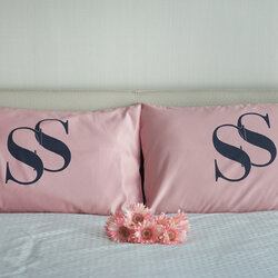 ปลอกหมอนหนุนคู่ สีชมพู ลาย Initial Name