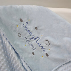ผ้าห่ม Minky - สีฟ้า 75x100cm แบบปักชื่อ+icon - Cloud