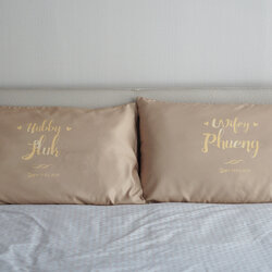 ปลอกหมอนหนุนคู่ พิมพ์ลายเต็มผืน Hubby Wifey - Gold
