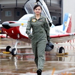 ภาคภูมิใจ! “หมวดพิซซ่า” นักบินหญิงรับใช้พระราชารุ่นแรกของไทย!!