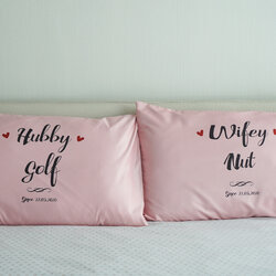 ปลอกหมอนหนุนคู่ สีชมพู ลาย Hubby Wifey