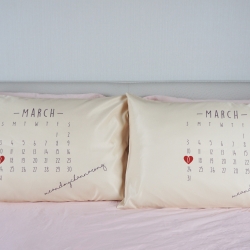 ปลอกหมอนหนุนคู่ พิมพ์ลายเต็มผืน ลาย Calendar 2019 - Yellow2