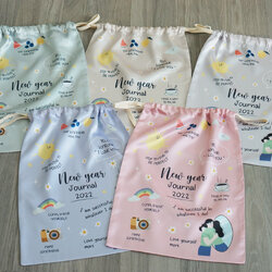 ถุงผ้าซาติน ไซส์ L สั่งทำใส่ชื่อ ลาย New Year Journal (ราคาต่อใบ)