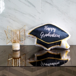 หมอนของขวัญรับปริญญา แบบพร้อมส่ง - ลาย Graduation Hat