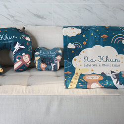 ชุดของขวัญเด็กแรกเกิด หมอนหลุม + หมอนรองให้นม+ ผ้าห่มขนาด 75x100cm ลาย Safari - Dark Green