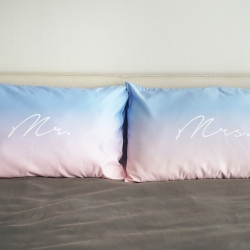 ปลอกหมอนคู่แบบพิมพ์สีเต็มใบ พร้อมส่ง ลาย Gradient - Blue&Pink ข้อความ Mr. & Mrs.