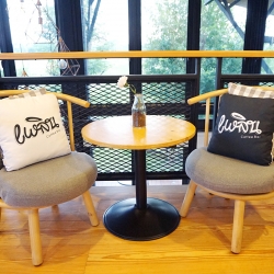 หมอนอิง ร้าน Ploen Coffee Bar