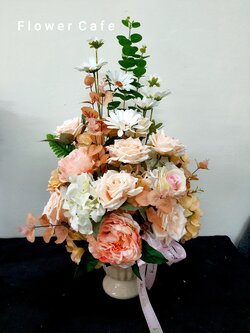 แจกันดอกไม้ประดิษฐ์ แสดงความยินดี