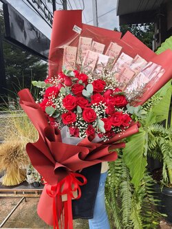 ช่อดอกไม้สด ใส่ธนบัตรได้ไม่เกิน 30 ใบ
