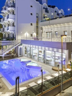 ขายโรงแรม 4 ดาว ขนาด 62 ห้อง ในตัวเมืองเชียงราย ห่างจากหอนาฬิกา/ไนท์บาซ่า 1.5 - 2 กม.