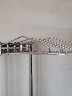 ราวพร้อมแขนสำหรับแขวนเสื้อตะกั่ว 5 ชุด แบบเคลื่อนที่ได้