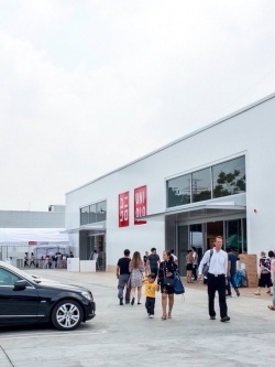 ขายที่ดินติดถนนพัฒนาการ ใกล้ Uniqlo พัฒนาการ เนื้อที่ 1-3-42 ไร่ ( 742 ตรว. )
