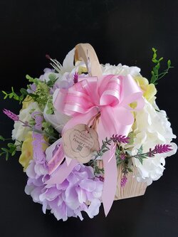 กระเช้าดอกไม้แสดงความยินดี