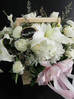 กระเช้าดอกไม้สด