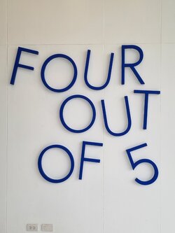 ป้ายอักษรไฟออกหลัง FOUR OUT OF 5