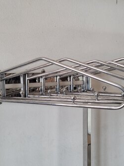 ราวพร้อมแขนสำหรับแขวนเสื้อตะกั่ว 10 ชุด แบบเคลื่อนที่ได้