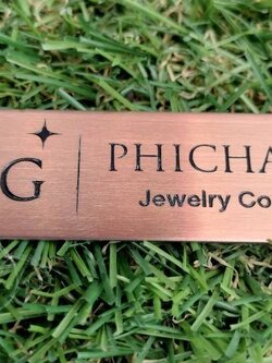 ป้ายสแตนเลสโรสโกลด์(ผิวแฮร์ไลน์) หนา 1มิล กัดกรดลงสีดำ