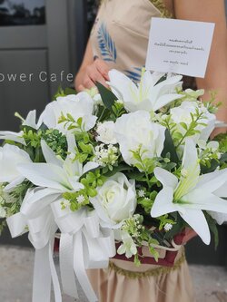 กระเช้าดอกไม้ประดิษฐ์แสดงความยินดี