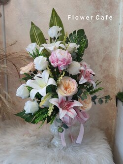 แจกันดอกไม้ประดิษฐ์ แสดงความยินดี