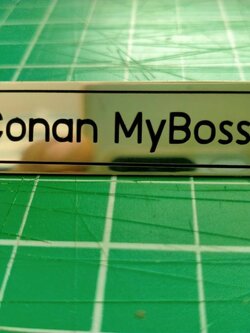 ป้ายสแตนเลสหน้าทองกัดกรด ติดเข็มกลัด - Conan MyBoss