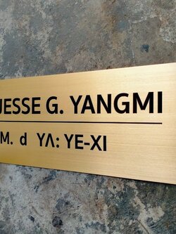 ป้ายสแตนเลสหน้าทองเหลือง กัดกรดลงสีดำ