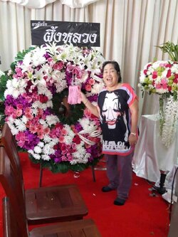 พวงหรีดดอกไม้สดขนาดใหญ่