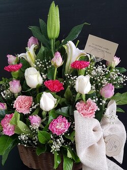 ตะกร้าดอกไม้แสดงความยินดี