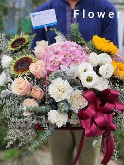 กระเช้าดอกไม้สดสีสันสดใส