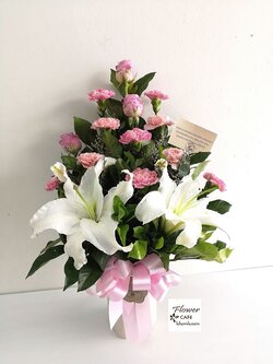 แจกันดอกไม้แสดงความยินดี