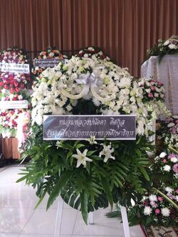 พวงหรีดดอกไม้สดขนาดใหญ่