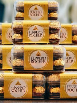 Ferrero Rocher ( สินค้าซื้อเพิ่มเติมบริการส่งพร้อมช่อดอกไม้เท่านั้น)