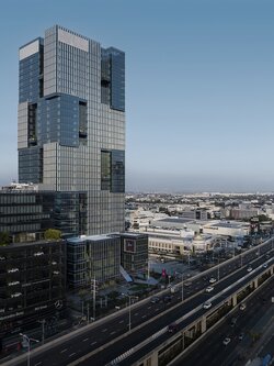 AIA East Gateway, office for rent, next to Bangna-Trad Road, Bangkok, Thailand. Near the MRT Yellow Line, Sri Iam Station, 350 meters.