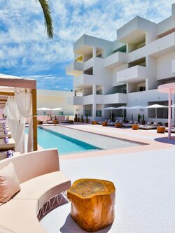 ขายโรงแรมหรู ระดับ 3 ดาว ขนาด 121 ห้อง ใจกลางเมืองเฉวง ใกล้สนามบินเกาะสมุย จ.สุราษฎร์ธานี