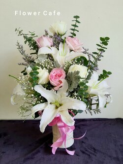 แจกันดอกไม้สดแสดงความยินดี