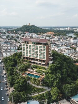 ขายโรงแรม 3 ดาว ขนาด 114 ห้อง บนเชิงเขากบ บรรยากาศธรรมชาติ ใจกลางเมืองนครสวรรค์