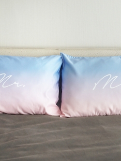 ปลอกหมอนคู่แบบพิมพ์สีเต็มใบ พร้อมส่ง ลาย Gradient - Blue&Pink ข้อความ Mr. & Mrs.