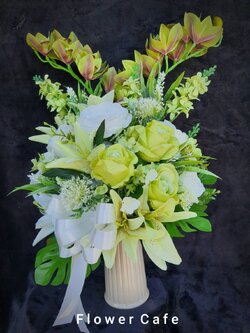 แจกันดอกไม้ประดิษฐ์